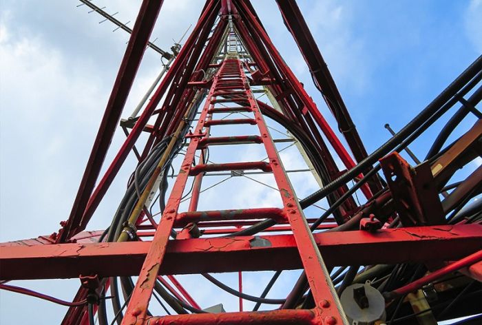 Structural Engineer | Facade Restoration | Loews Philadelphia | Philadelphia, PA | Vertical shot of antenna | O’Donnell & Naccarato